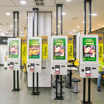 O tela táctil está a ordem do restaurante pedir de pagamento da verificação geral do quiosque do serviço do auto de Digitas